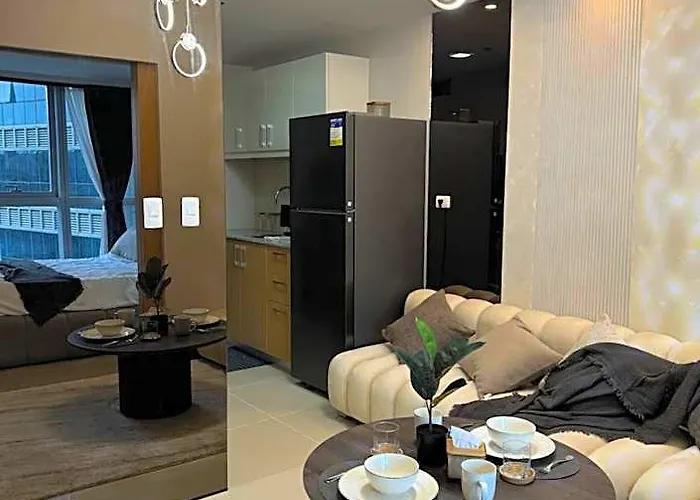 Staycations Up Above 17 At Bgc 3* 마닐라