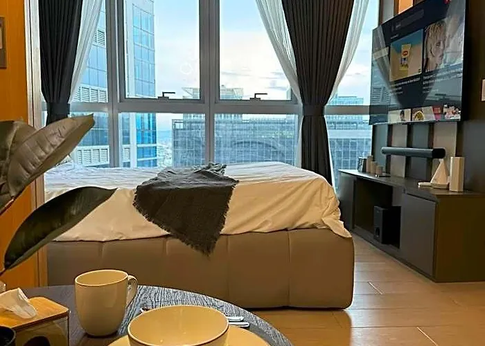 Staycations Up Above 17 At Bgc 3* 마닐라