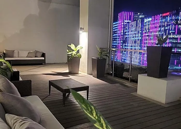 Staycations Up Above 17 At Bgc 호텔 3*